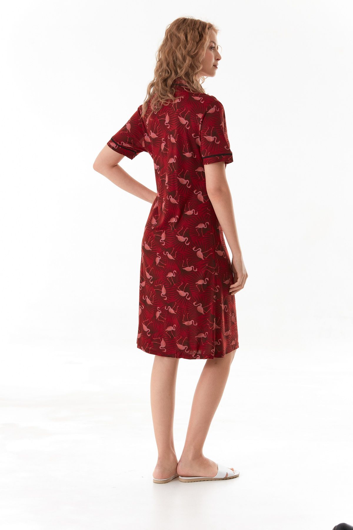 Kadın Bordo Flamingo Desenli Boydan Düğmeli Viskon Kumaş Gecelik Elbise ( Uyku bandı Hediyeli ) Kadın Bordo Flamingo Desenli Boydan Düğmeli Viskon Kumaş Gecelik Elbise ( Uyku bandı Hediyeli )