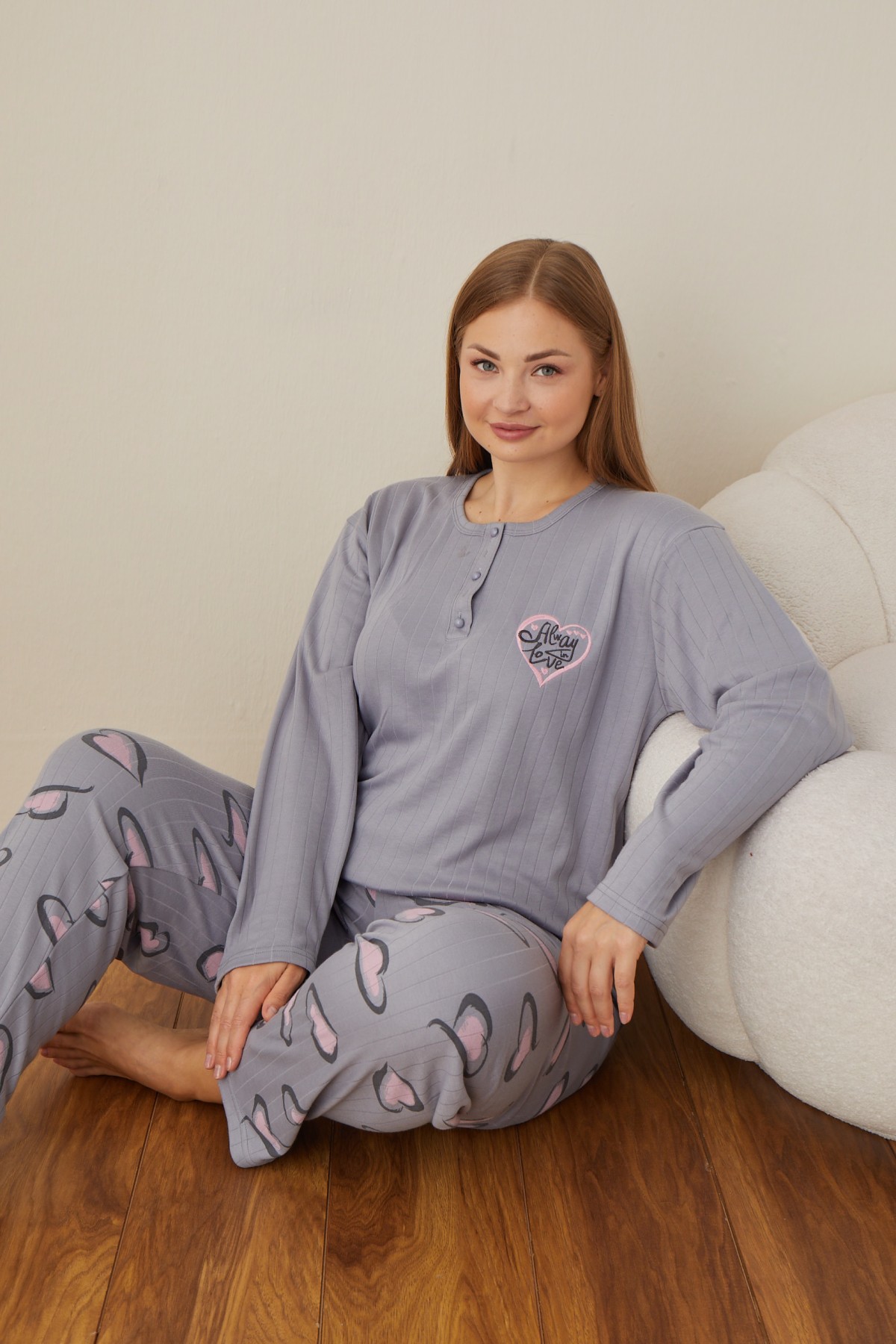 Kadın Raporlu İnterlok Kumaş Büyük Beden Düğmeli Pijama Takımı Kadın Raporlu İnterlok Kumaş Büyük Beden Düğmeli Pijama Takımı