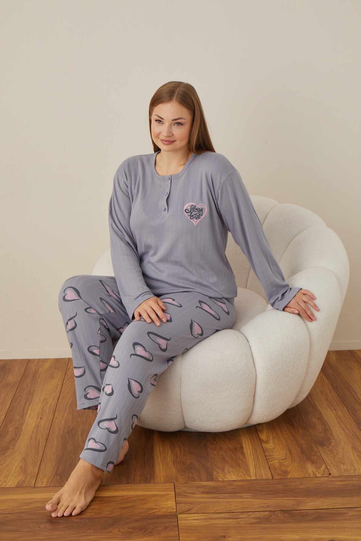 Kadın Raporlu İnterlok Kumaş Büyük Beden Düğmeli Pijama Takımı Kadın Raporlu İnterlok Kumaş Büyük Beden Düğmeli Pijama Takımı