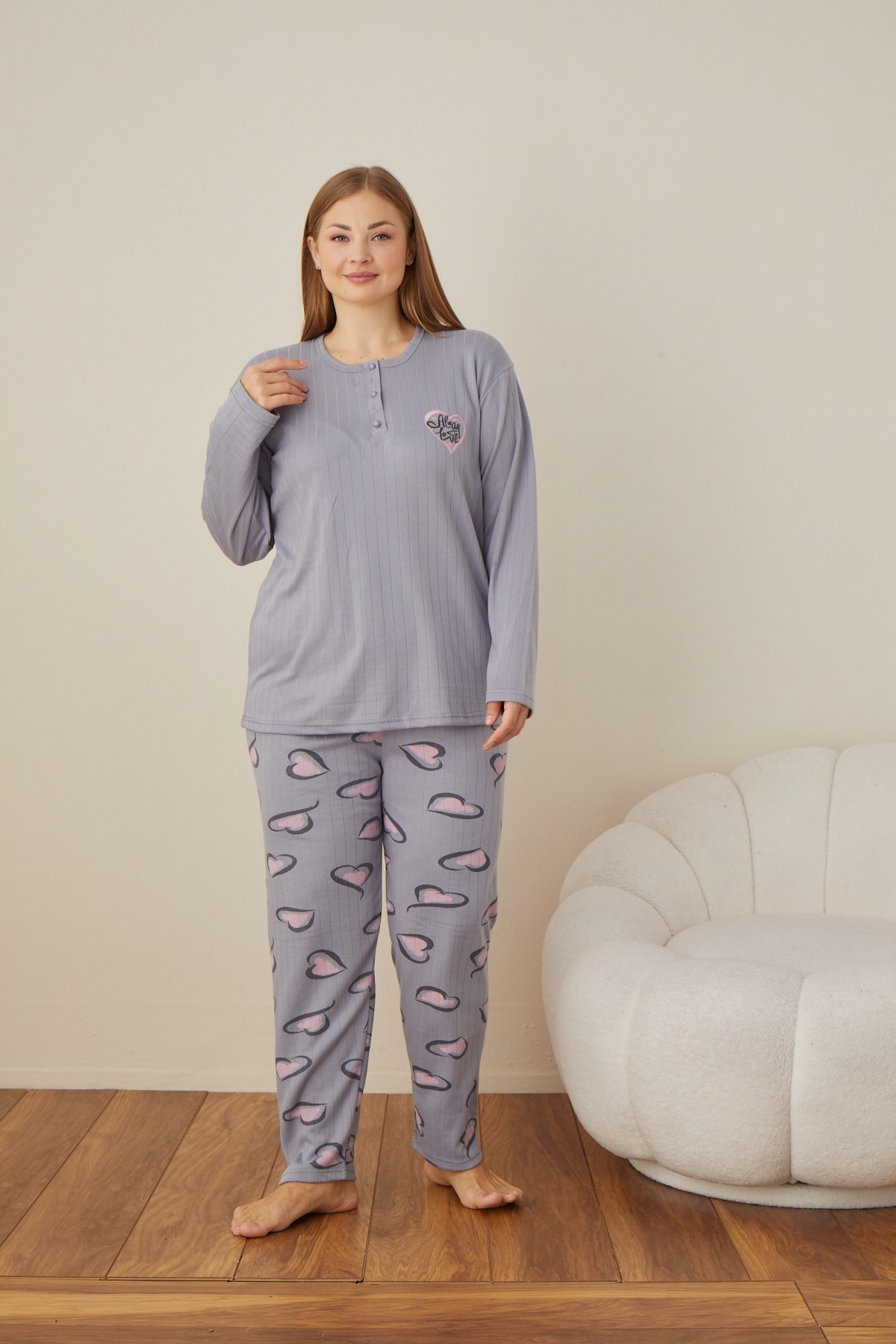 Kadın Raporlu İnterlok Kumaş Büyük Beden Düğmeli Pijama Takımı Kadın Raporlu İnterlok Kumaş Büyük Beden Düğmeli Pijama Takımı