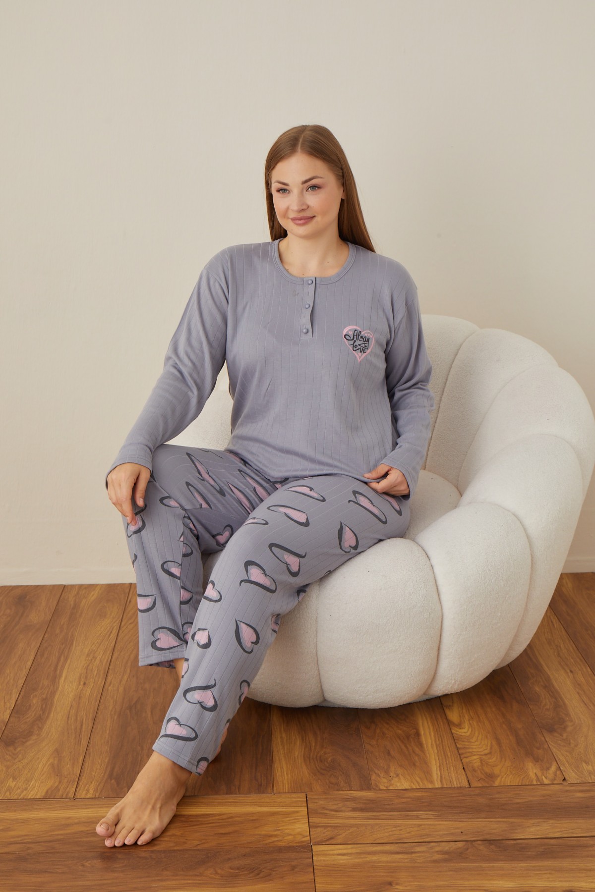 Kadın Raporlu İnterlok Kumaş Büyük Beden Düğmeli Pijama Takımı Kadın Raporlu İnterlok Kumaş Büyük Beden Düğmeli Pijama Takımı