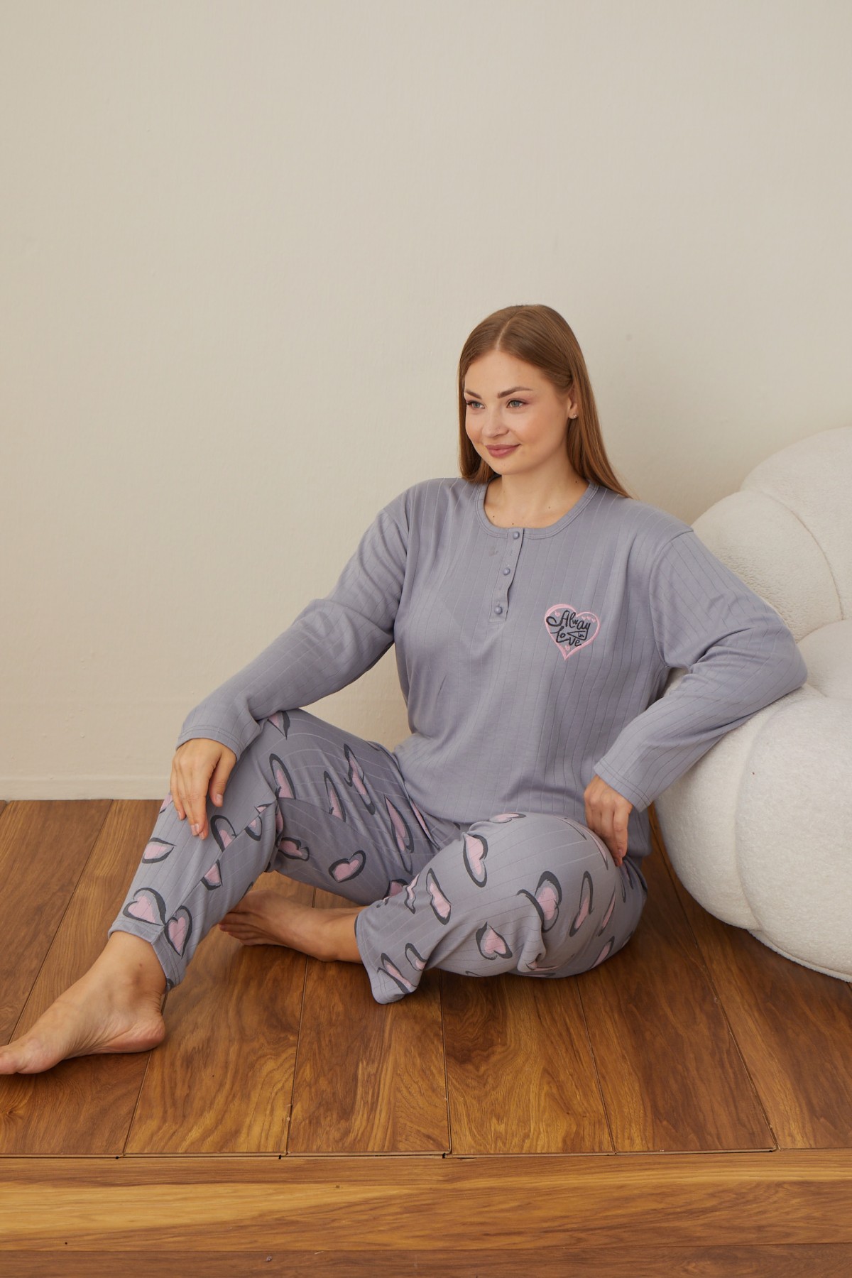 Kadın Raporlu İnterlok Kumaş Büyük Beden Düğmeli Pijama Takımı Kadın Raporlu İnterlok Kumaş Büyük Beden Düğmeli Pijama Takımı