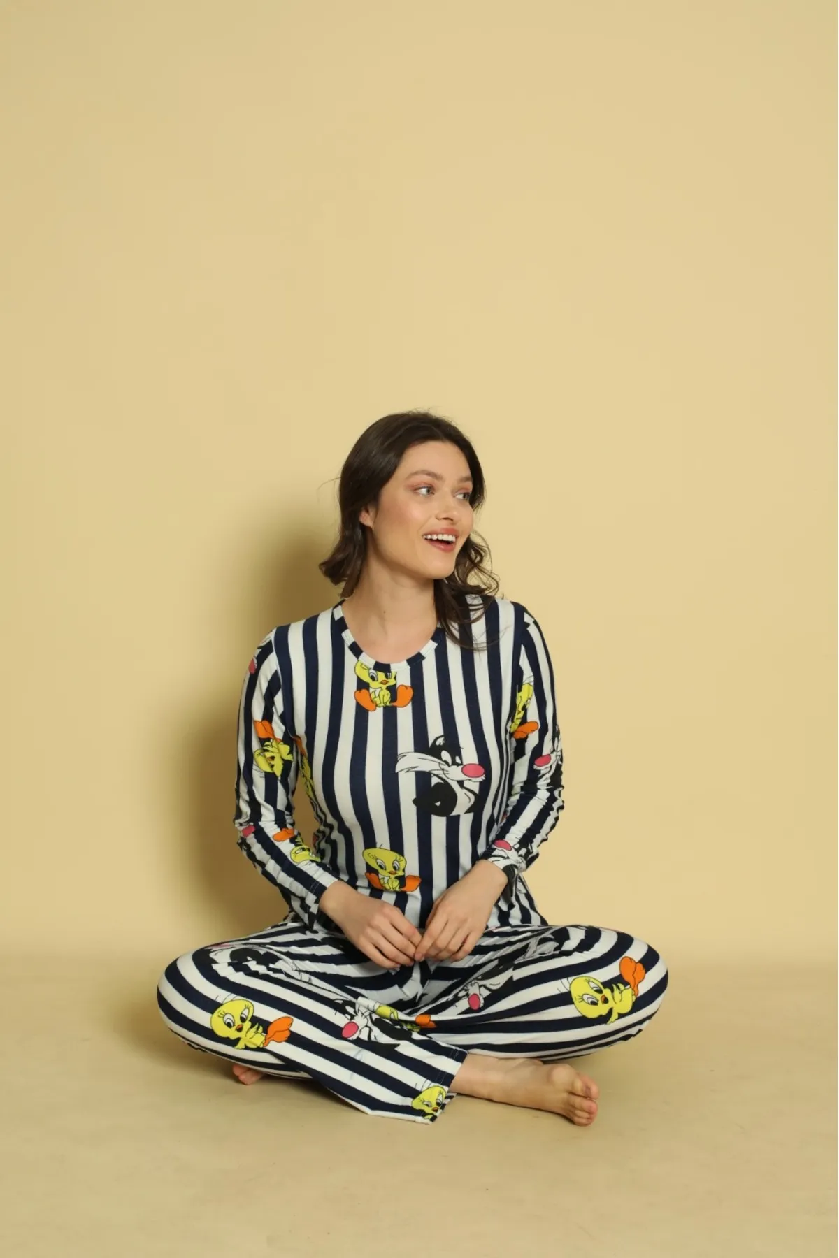 Kadın Sıfır Yaka Yılbaşına Özel Süet Yumuşak Kumaş Uzun Kollu Pijama Takımı Kadın Sıfır Yaka Yılbaşına Özel Süet Yumuşak Kumaş Uzun Kollu Pijama Takımı