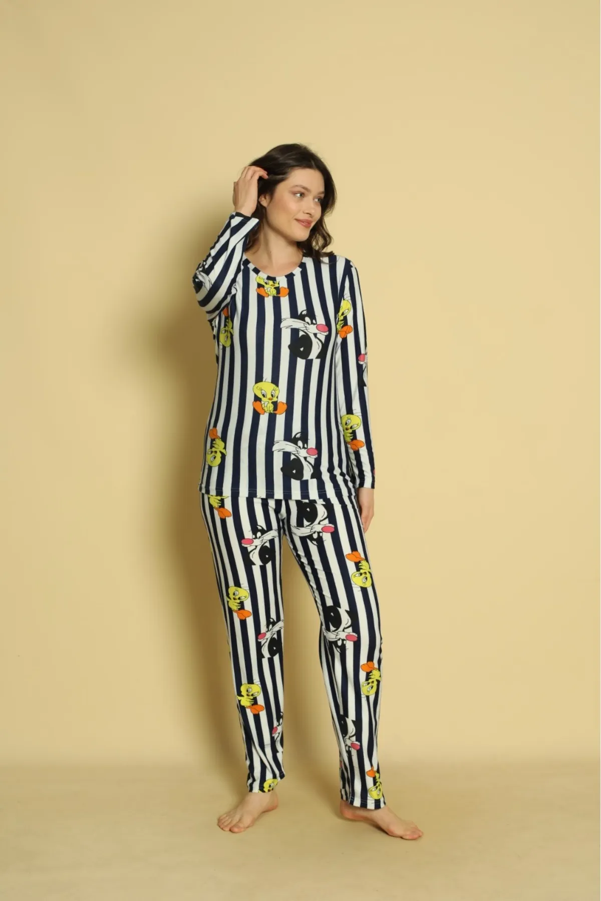 Kadın Sıfır Yaka Yılbaşına Özel Süet Yumuşak Kumaş Uzun Kollu Pijama Takımı Kadın Sıfır Yaka Yılbaşına Özel Süet Yumuşak Kumaş Uzun Kollu Pijama Takımı