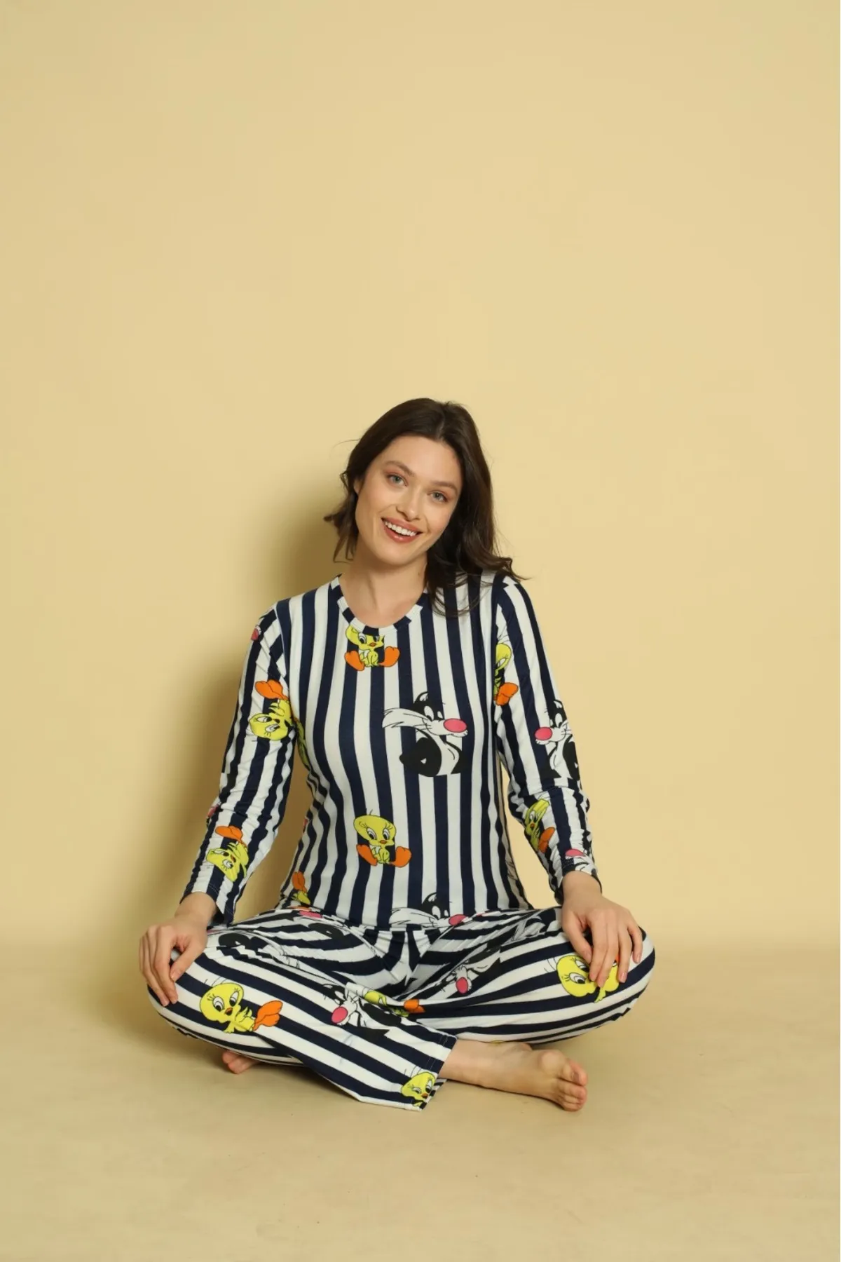 Kadın Sıfır Yaka Yılbaşına Özel Süet Yumuşak Kumaş Uzun Kollu Pijama Takımı Kadın Sıfır Yaka Yılbaşına Özel Süet Yumuşak Kumaş Uzun Kollu Pijama Takımı