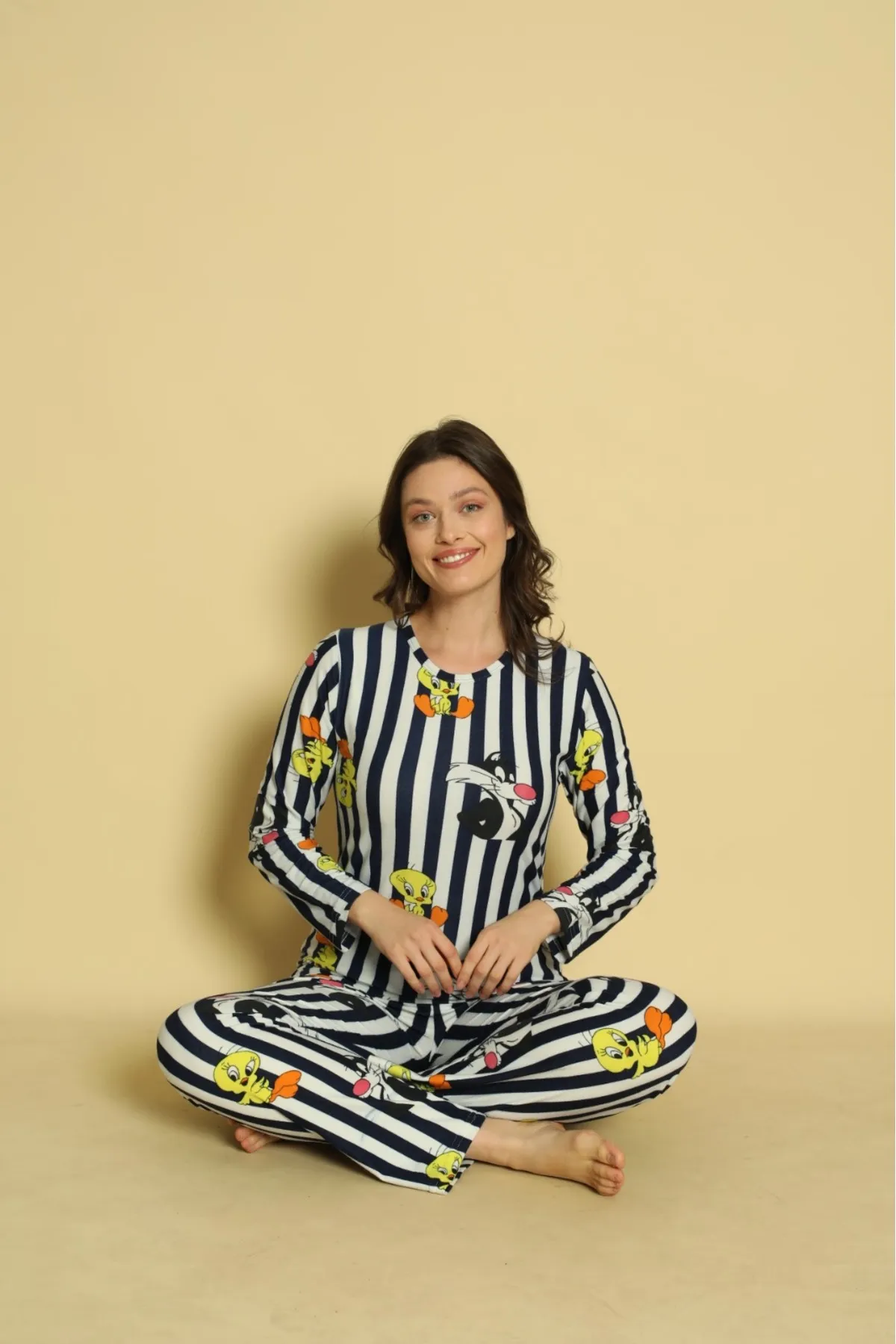 Kadın Sıfır Yaka Yılbaşına Özel Süet Yumuşak Kumaş Uzun Kollu Pijama Takımı Kadın Sıfır Yaka Yılbaşına Özel Süet Yumuşak Kumaş Uzun Kollu Pijama Takımı